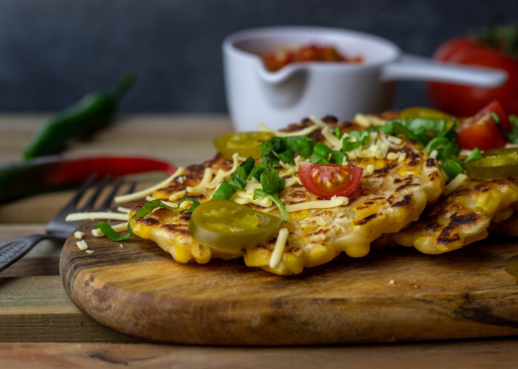 Mais Fritters mit selbstgemachter Tomaten-Salsa - Dailyvegan