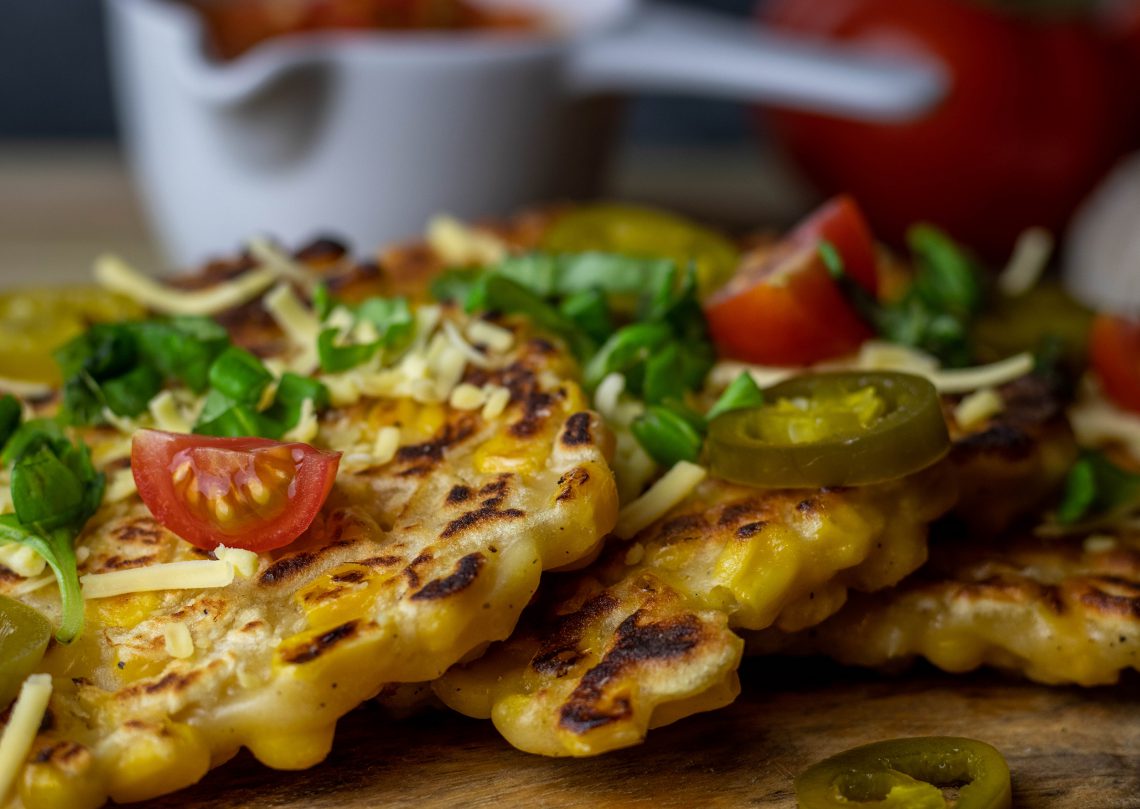 Mais Fritters mit selbstgemachter Tomaten-Salsa - Dailyvegan