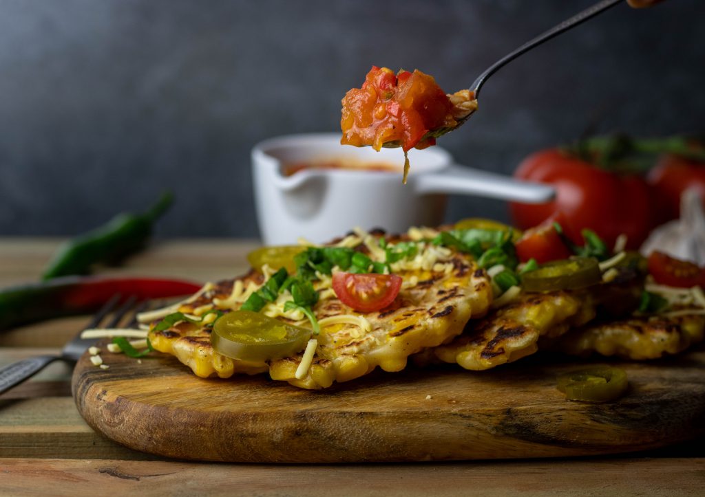 Mais Fritters mit selbstgemachter Tomaten-Salsa - Dailyvegan