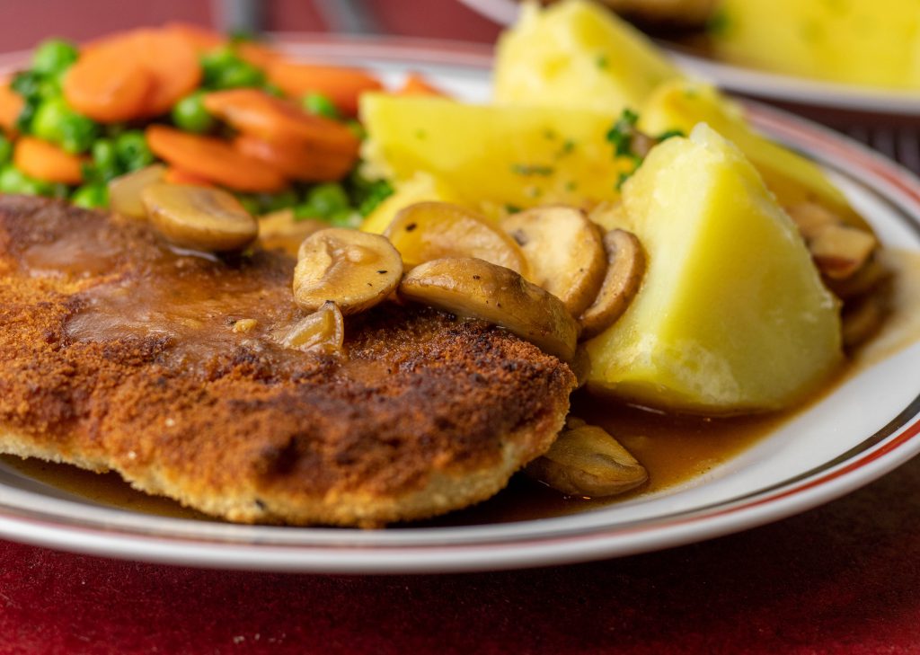 Veganes Schnitzel mit Kartoffeln, Sauce, Erbsen und Möhrchen