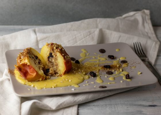 Bratäpfel mit Vanillesauce und nussiger Marzipan-Füllung - Dailyvegan