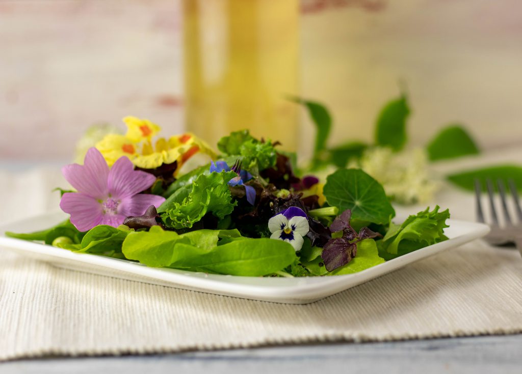 Holunderblütenessig: Köstlich auf Salat