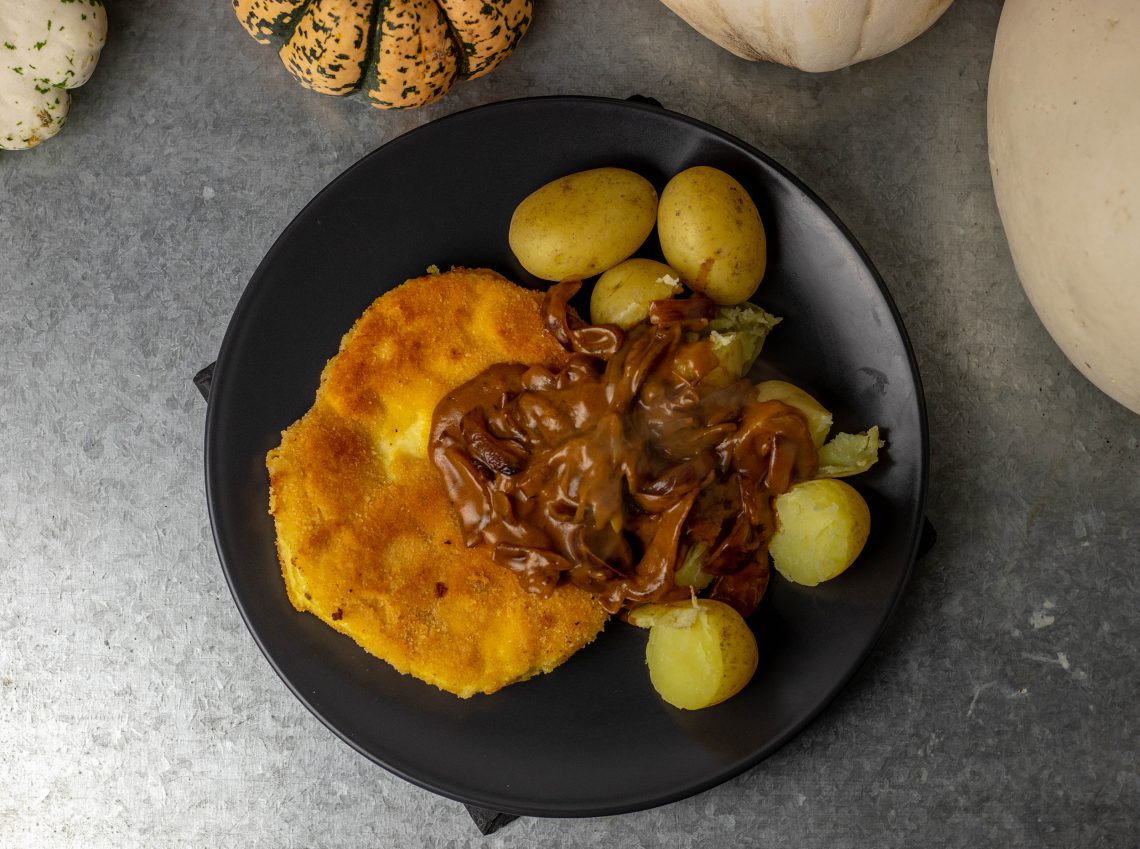 Riesenbovistschnitzel an Drillingen und Cassis-Zwiebelsauce - vegan