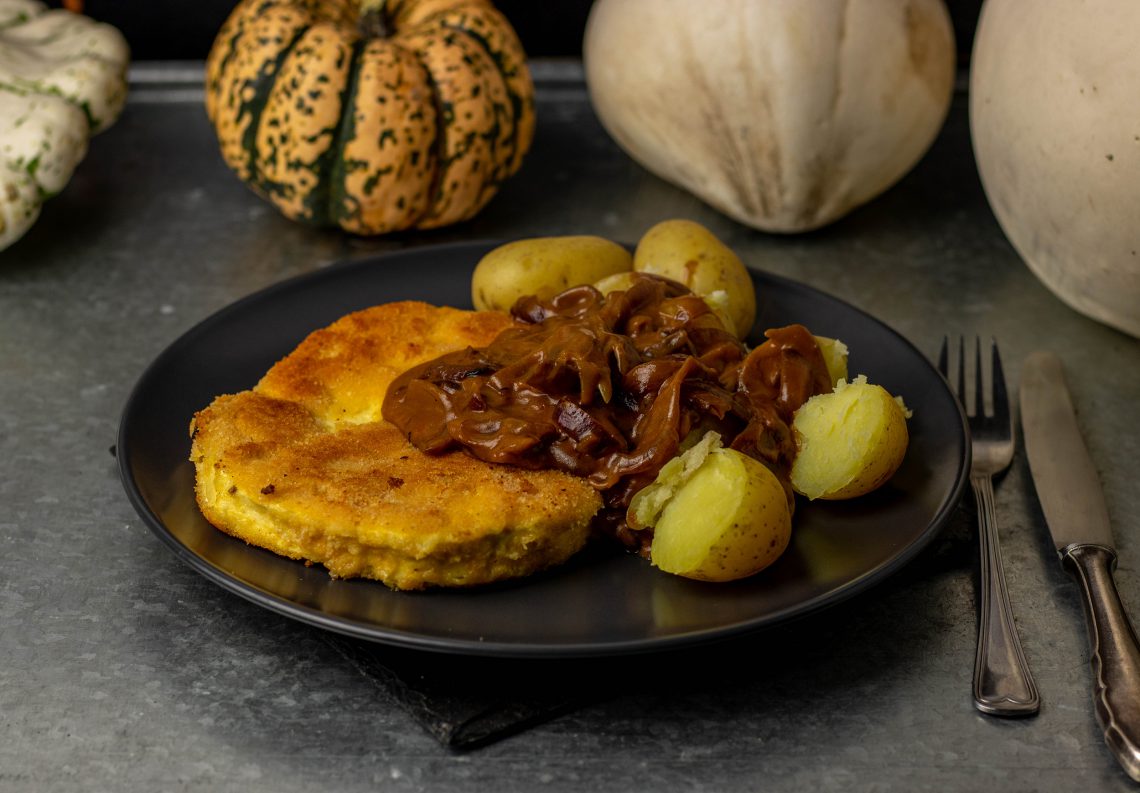 Riesenbovistschnitzel an Drillingen und Cassis-Zwiebelsauce - vegan