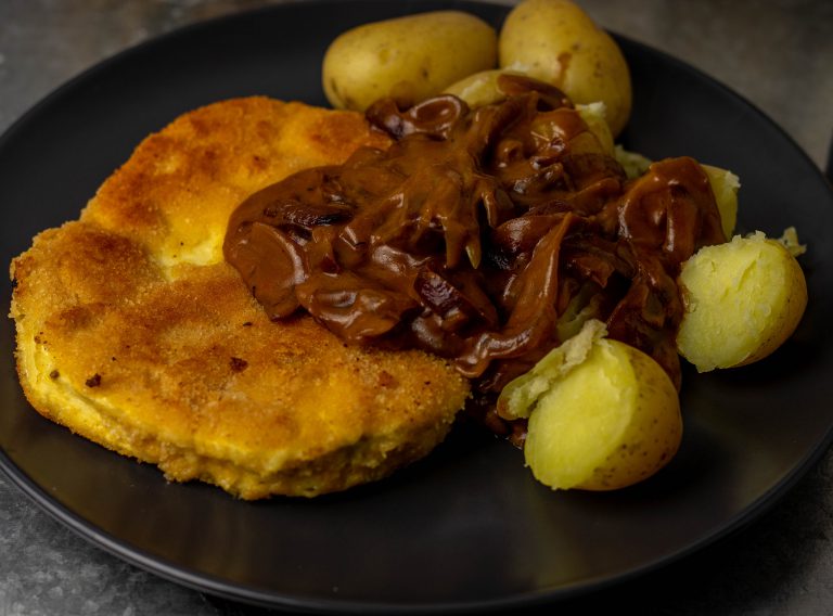 Riesenbovistschnitzel an Drillingen und Cassis-Zwiebelsauce - vegan