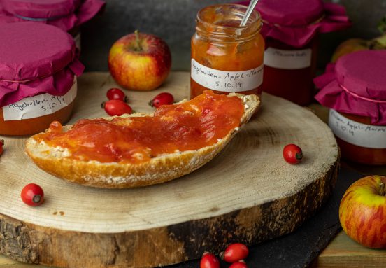 Hagebutten-Apfel-Marmelade, regional und saisonal - Dailyvegan