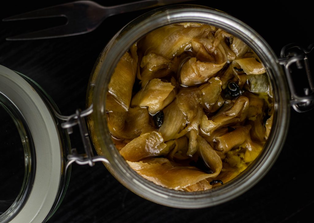 Vegane Sardellen halten einige Wochen bis Monate im Kühlschrank.