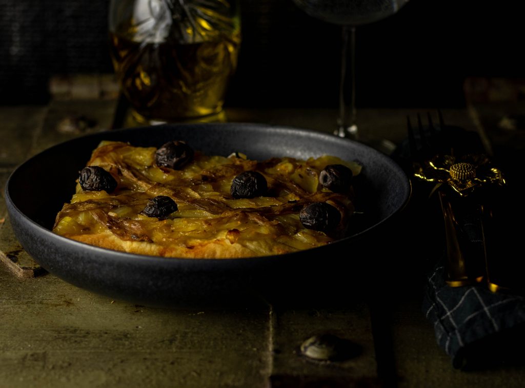 Mit meinem Rezept könnt Ihr die französische Pissaladière ganz einfach vegan backen.