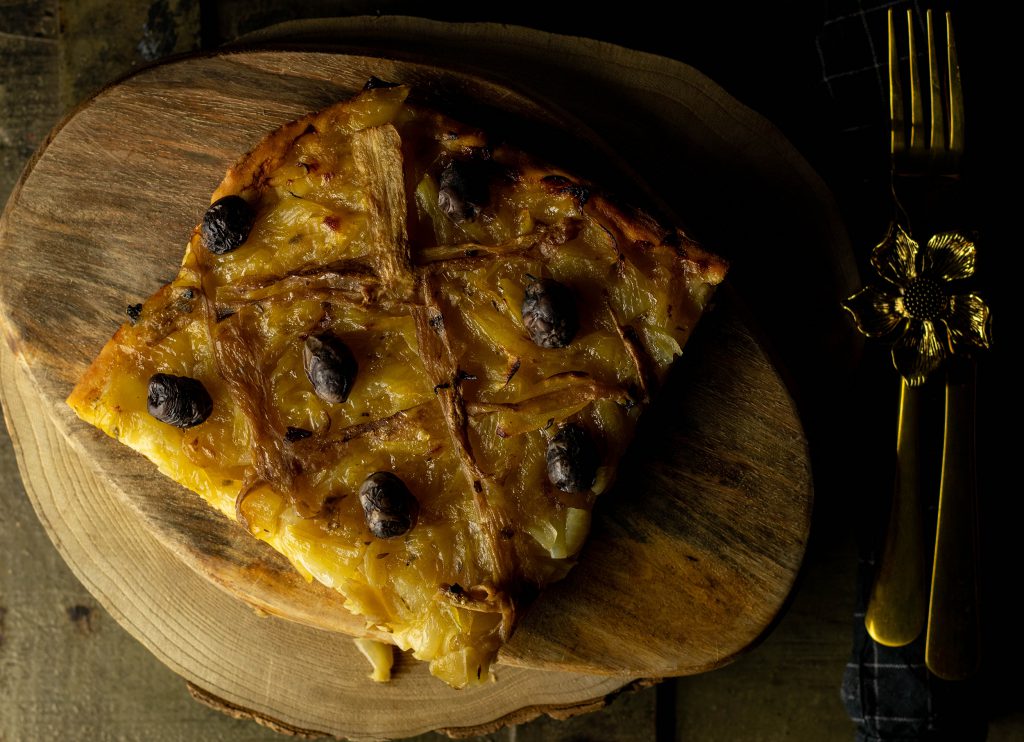 Vegane Pissaladière, wie das Original, ohne Einbußen im Geschmack.