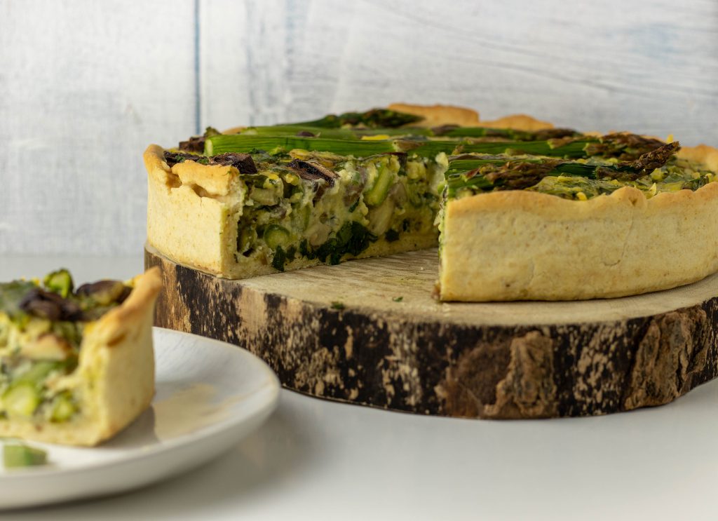 Bärlauchquiche mit grünem Spargel und Pilzen in veganem Quark-Öl-Teig