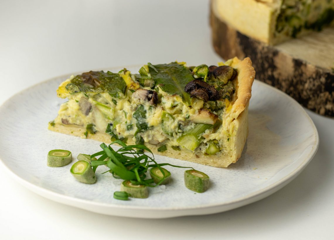 Bärlauchquiche mit grünem Spargel und Pilzen in veganem Quark-Öl-Teig