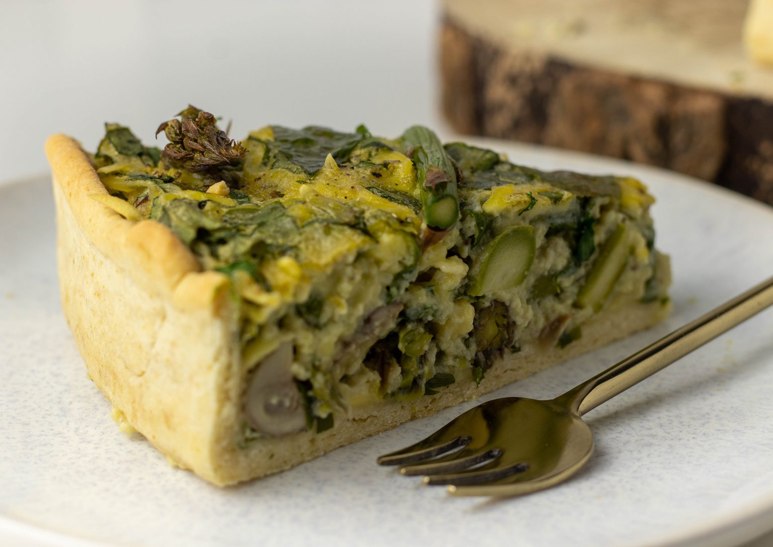 Bärlauchquiche mit grünem Spargel und Pilzen in veganem Quark-Öl-Teig