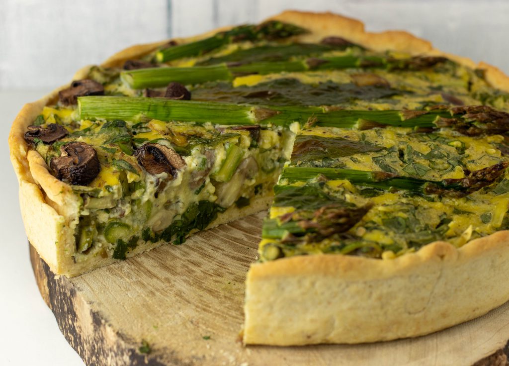 Bärlauchquiche mit grünem Spargel und Pilzen in veganem Quark-Öl-Teig