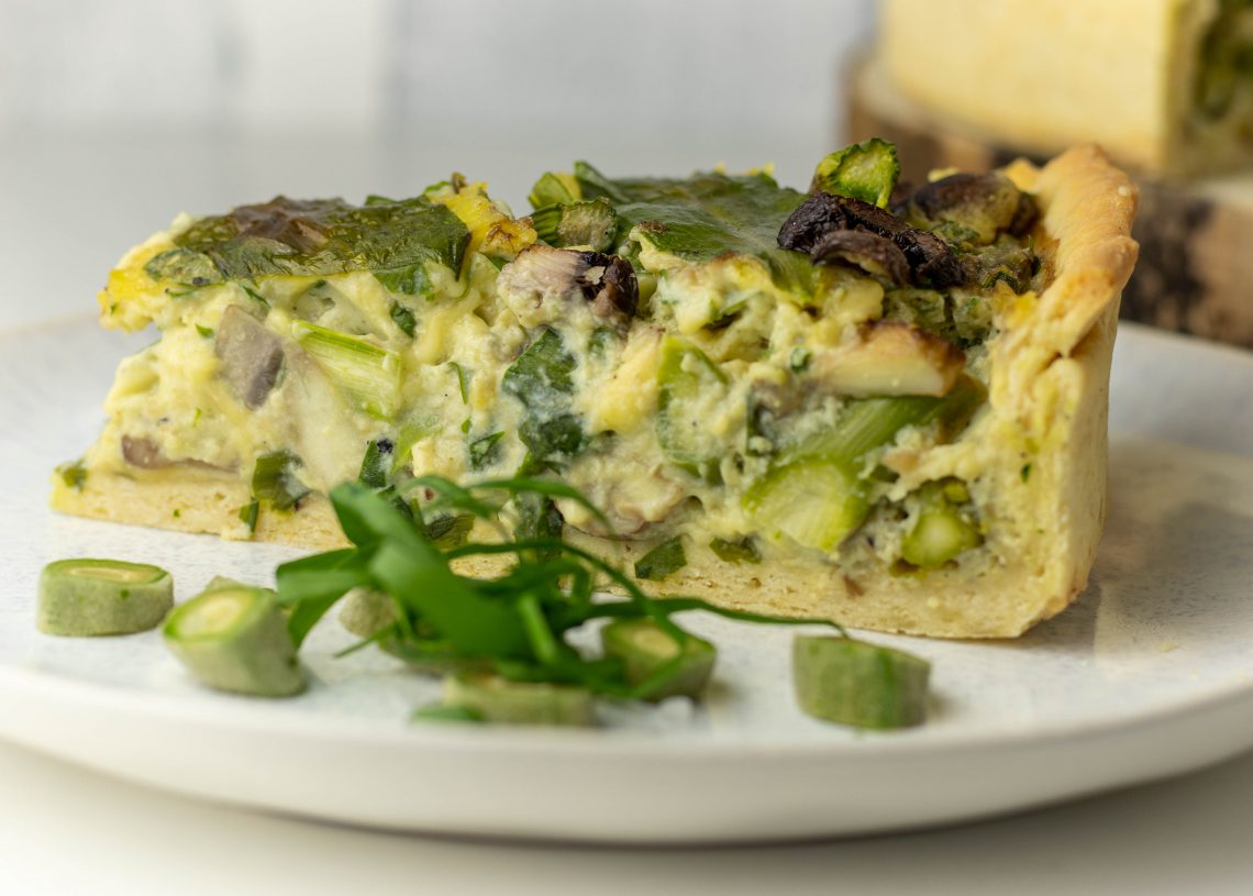 Bärlauchquiche mit grünem Spargel und Pilzen in veganem Quark-Öl-Teig