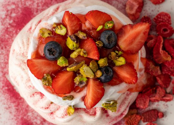 Erdbeer Pavlova - Ein Luftig Fruchtiges Dessert - Mit Veganem Baiser