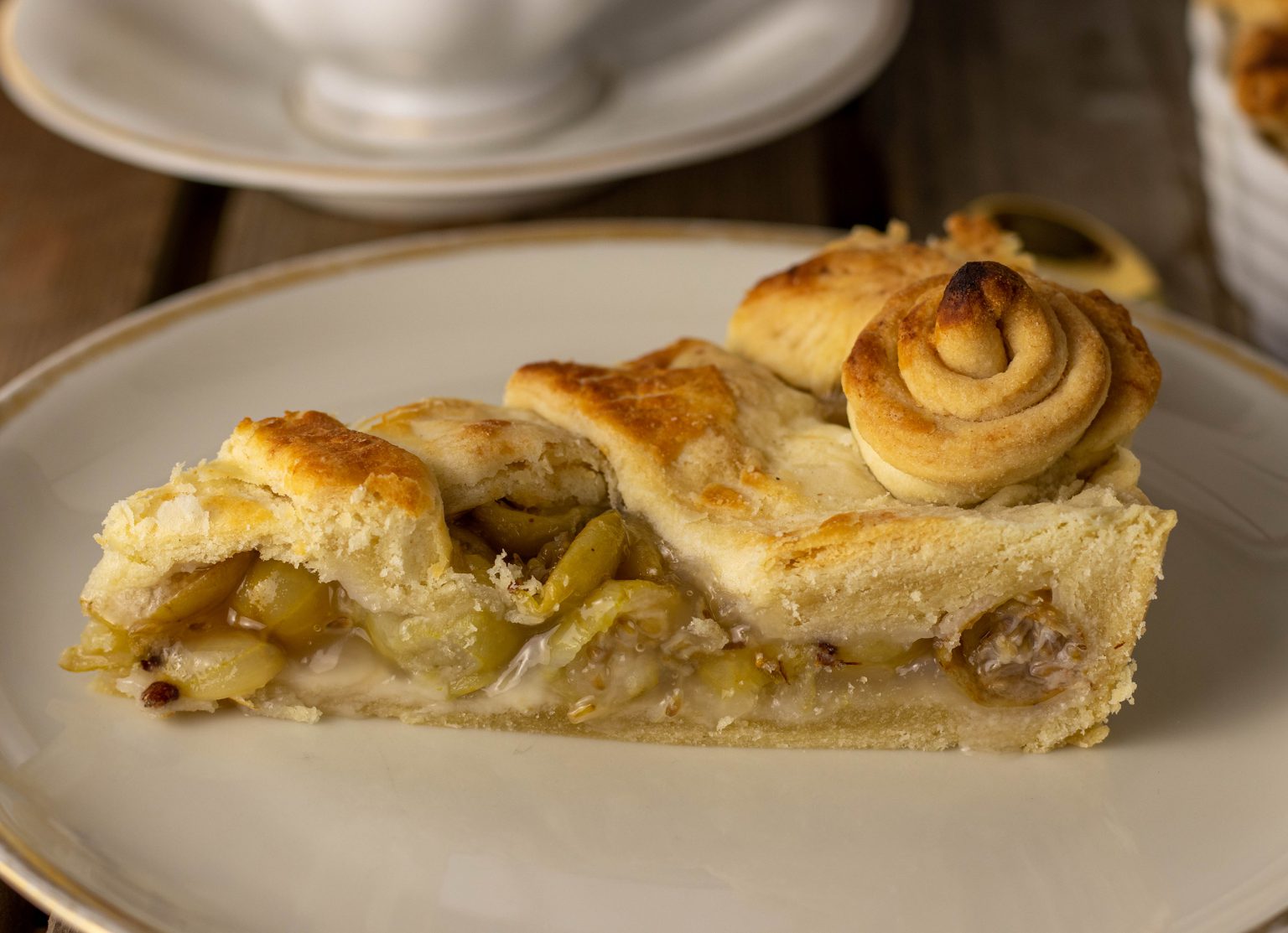 Gedeckter Stachelbeerkuchen mit Holunderblüte - Dailyvegan