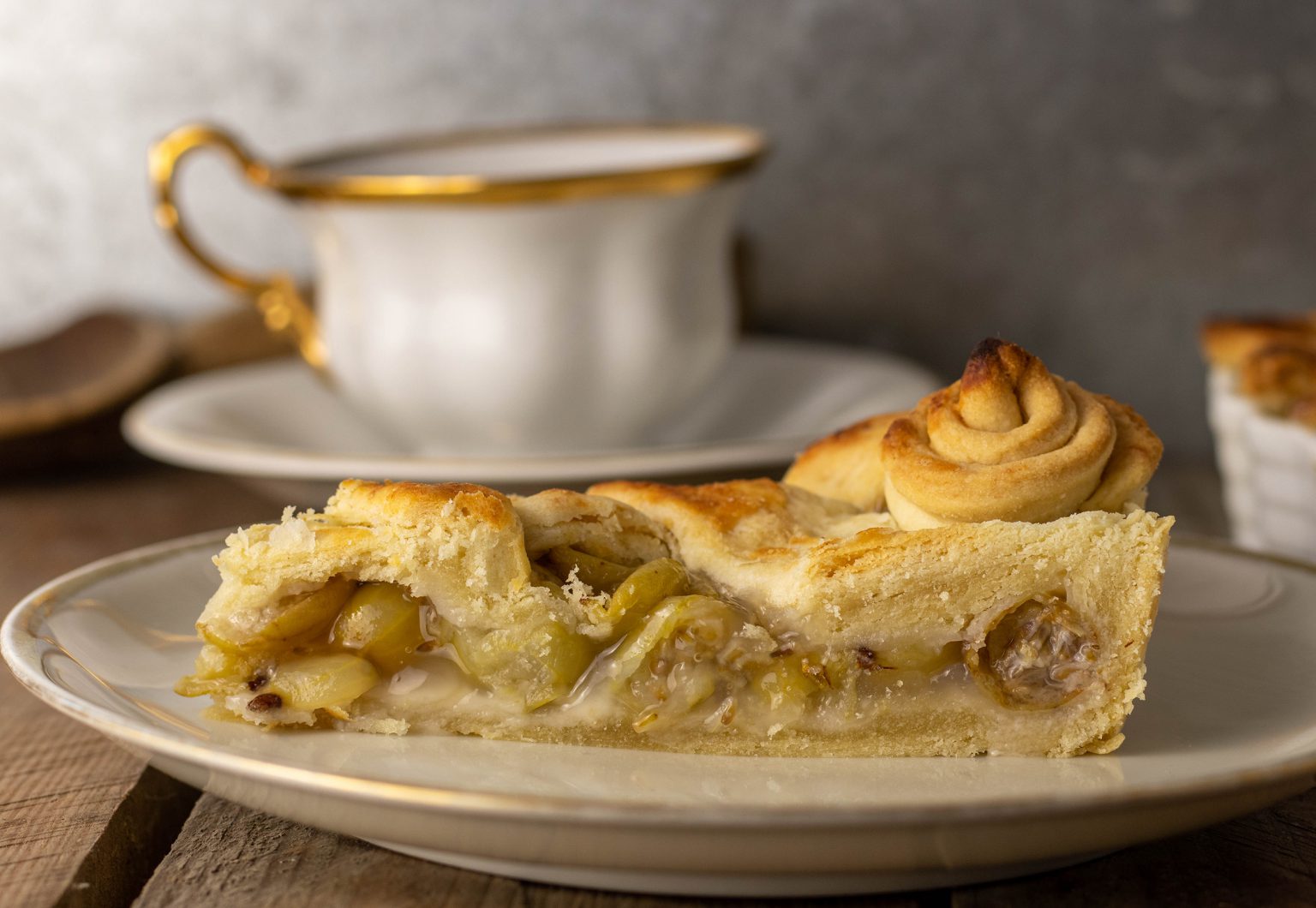 Gedeckter Stachelbeerkuchen mit Holunderblüte - Dailyvegan