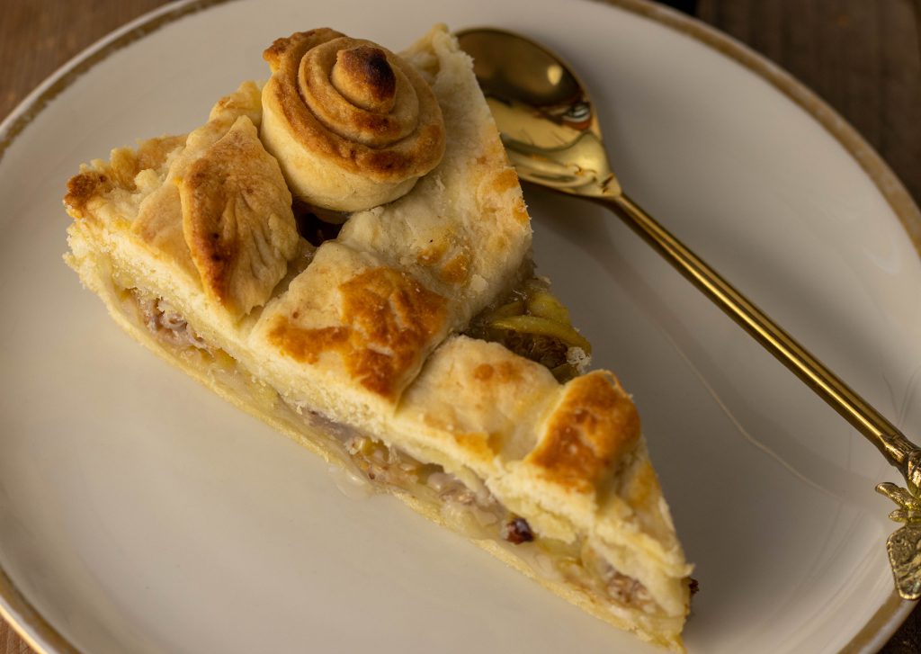 Gedeckter Stachelbeerkuchen mit Holunderblüte - Dailyvegan