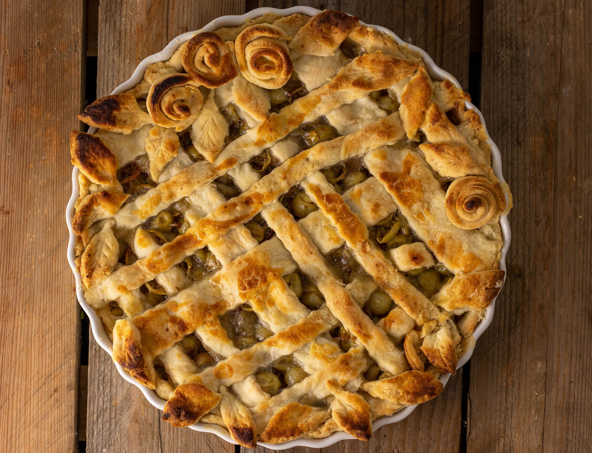 Gedeckter Stachelbeerkuchen mit Holunderblüte - Dailyvegan