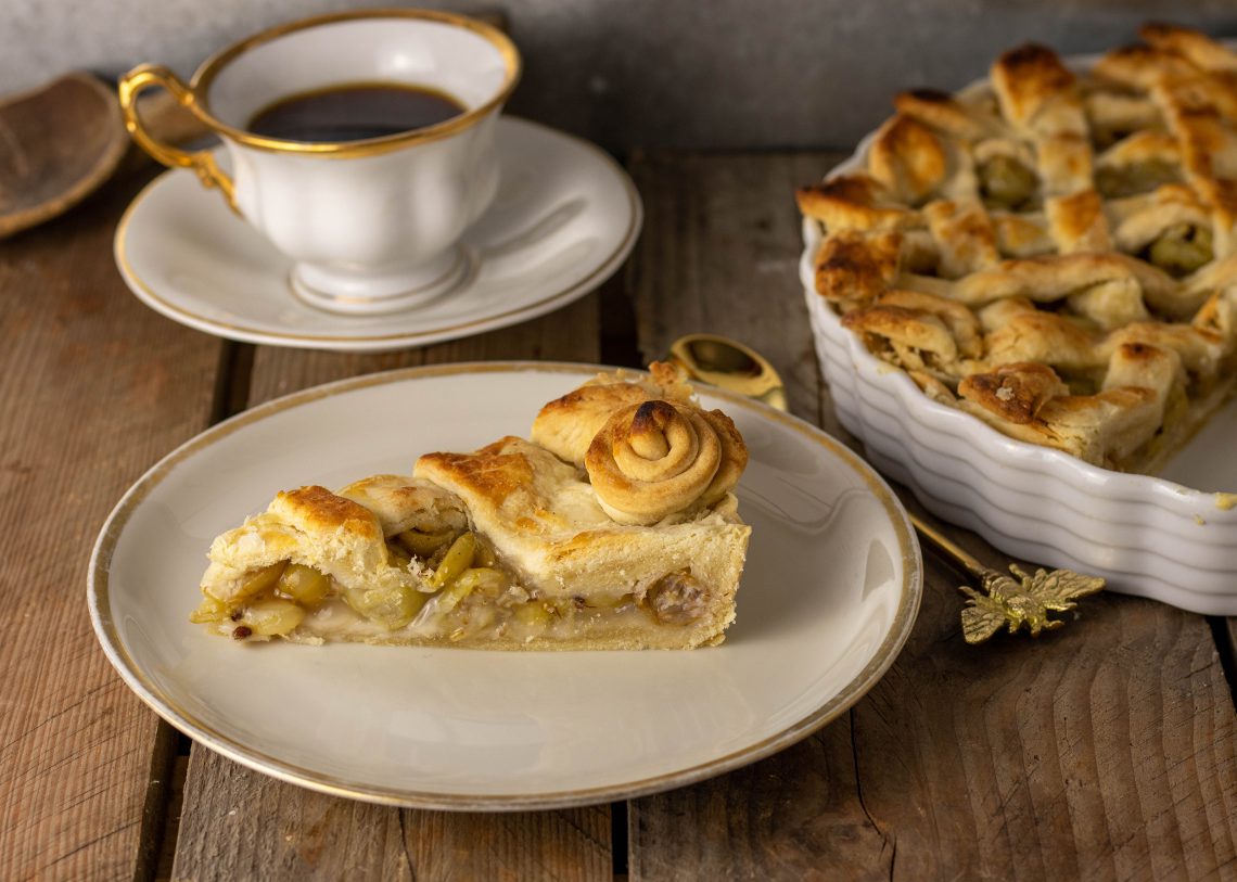 Gedeckter Stachelbeerkuchen mit Holunderblüte - Dailyvegan