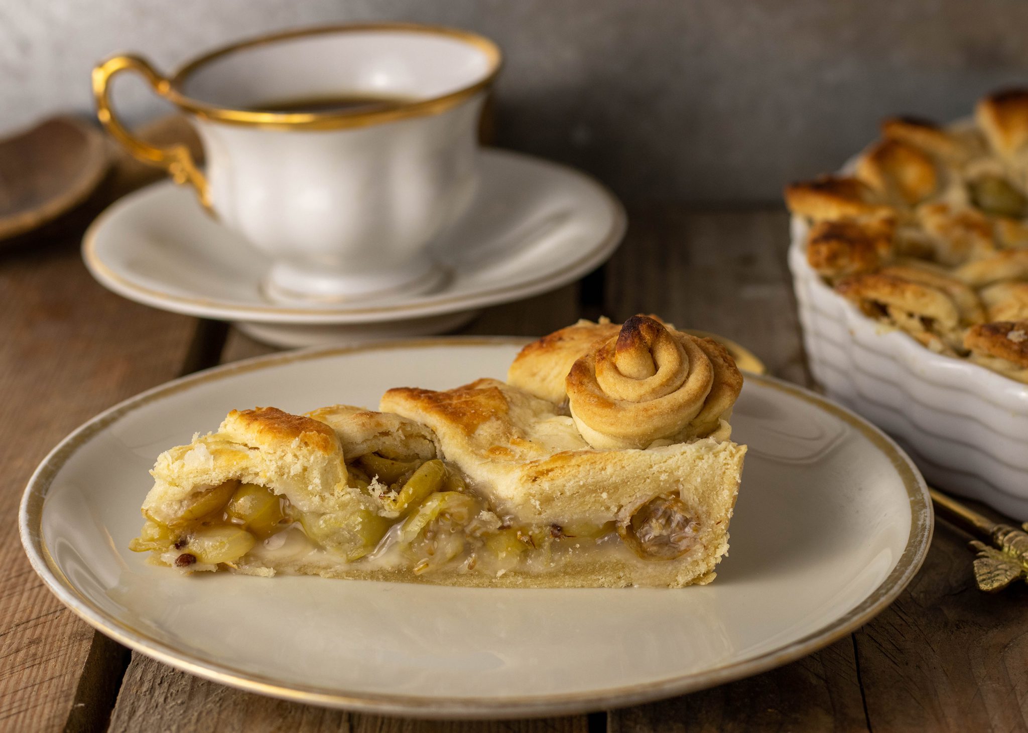 Gedeckter Stachelbeerkuchen mit Holunderblüte - Dailyvegan