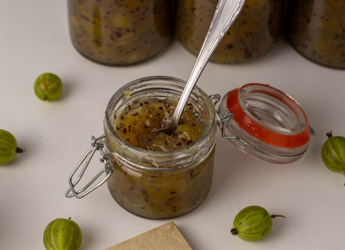 Stachelbeermarmelade aus frisch gepflückten Stachelbeeren - Dailyvegan