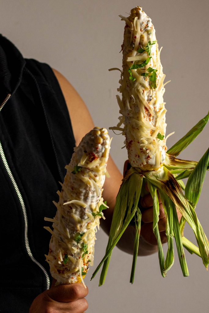 Gegrillte Maiskolben auf mexikanische Art