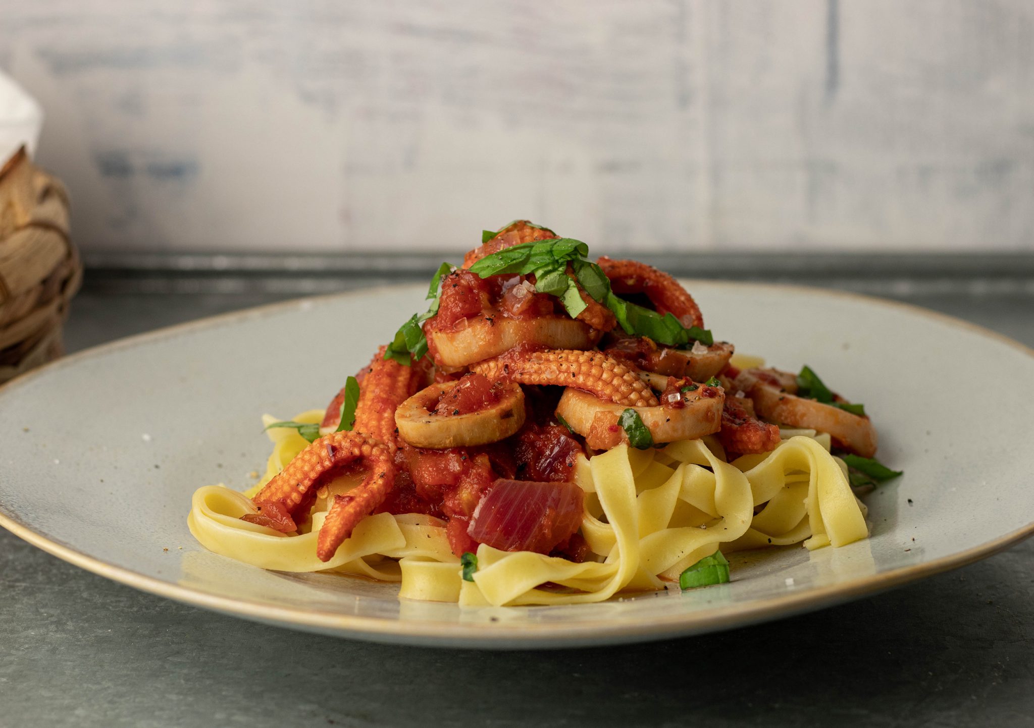 Calamari Fra Diavolo - veganer Tintenfisch in feuriger Tomatensauce