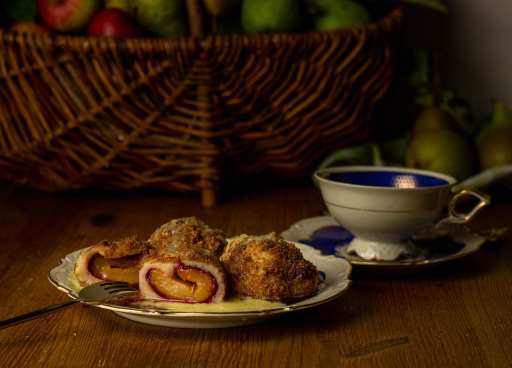 Zwetschgenknödel bestehen aus einem Teig, der aus Kartoffeln, Quark (Topfen) und Grieß hergestellt wird