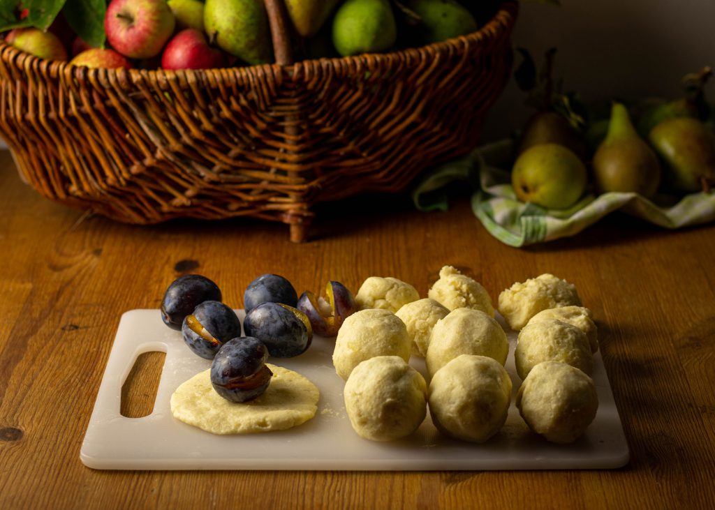 4. Formen der Zwetschgenknödel im Knödelteig.