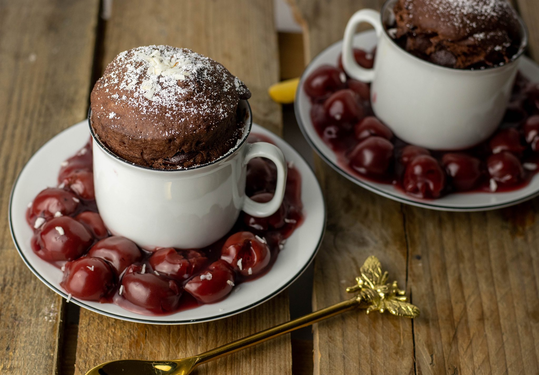 Mug Cake mit heißen Kirschen, blitzschneller Schoko-Tassenkuchen