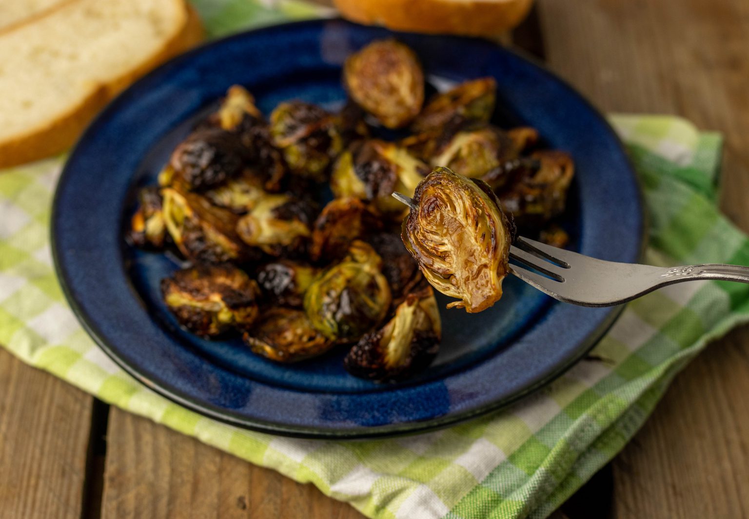 Knuspriger Rosenkohl aus dem Ofen mit Balsamico-Honig-Glasur