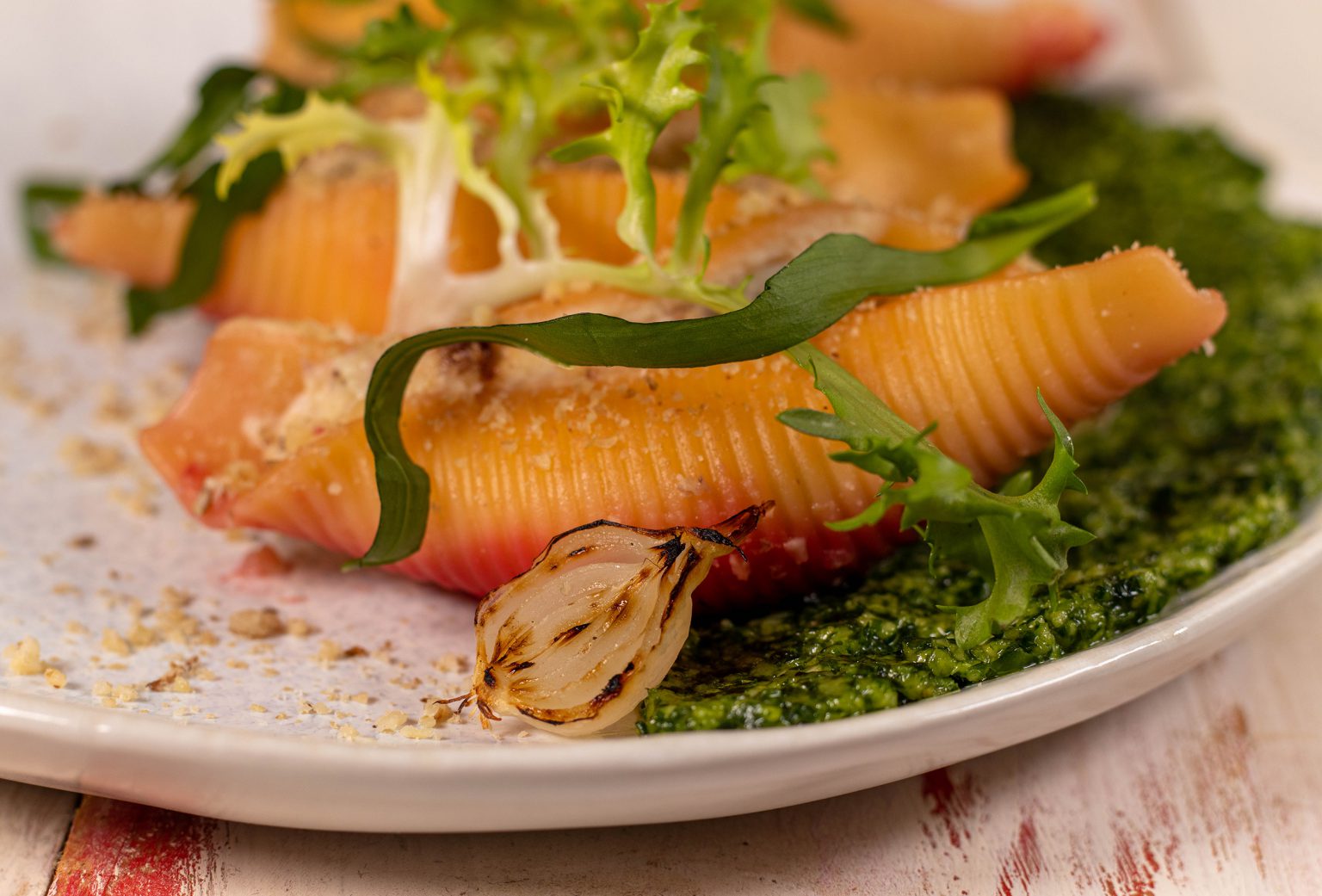 Muschelnudeln gefüllt mit Steinpilz-Ricotta-Creme auf Bärlauchpesto