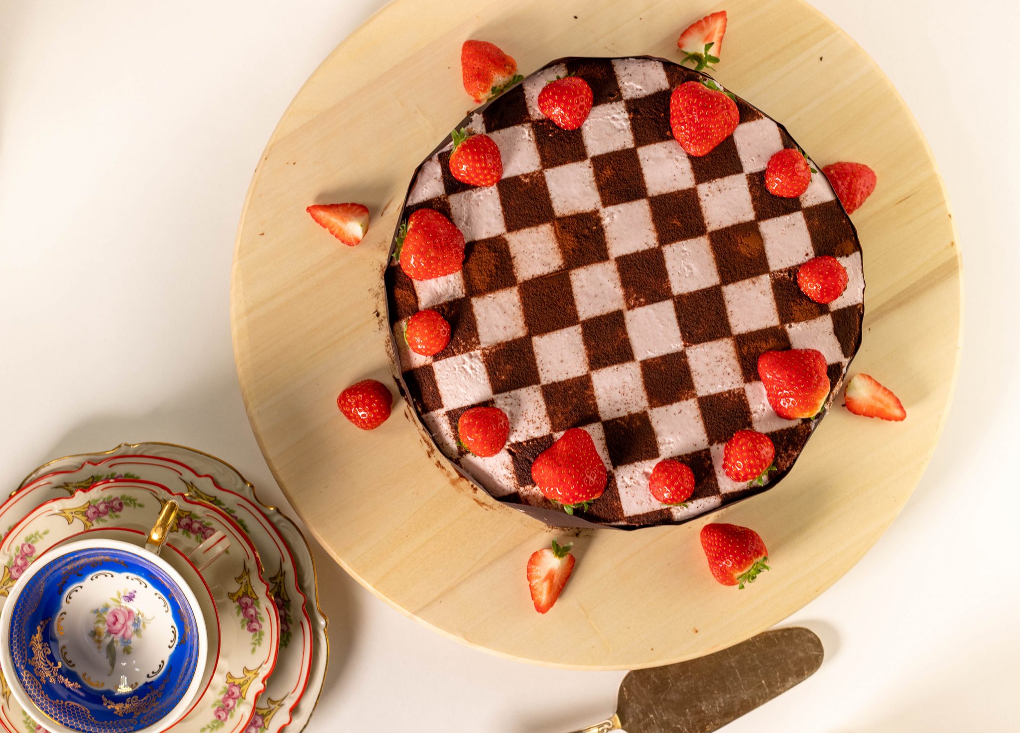 Schachbrettkuchen - ein Traum aus Erdbeer und Schokolade! - Dailyvegan