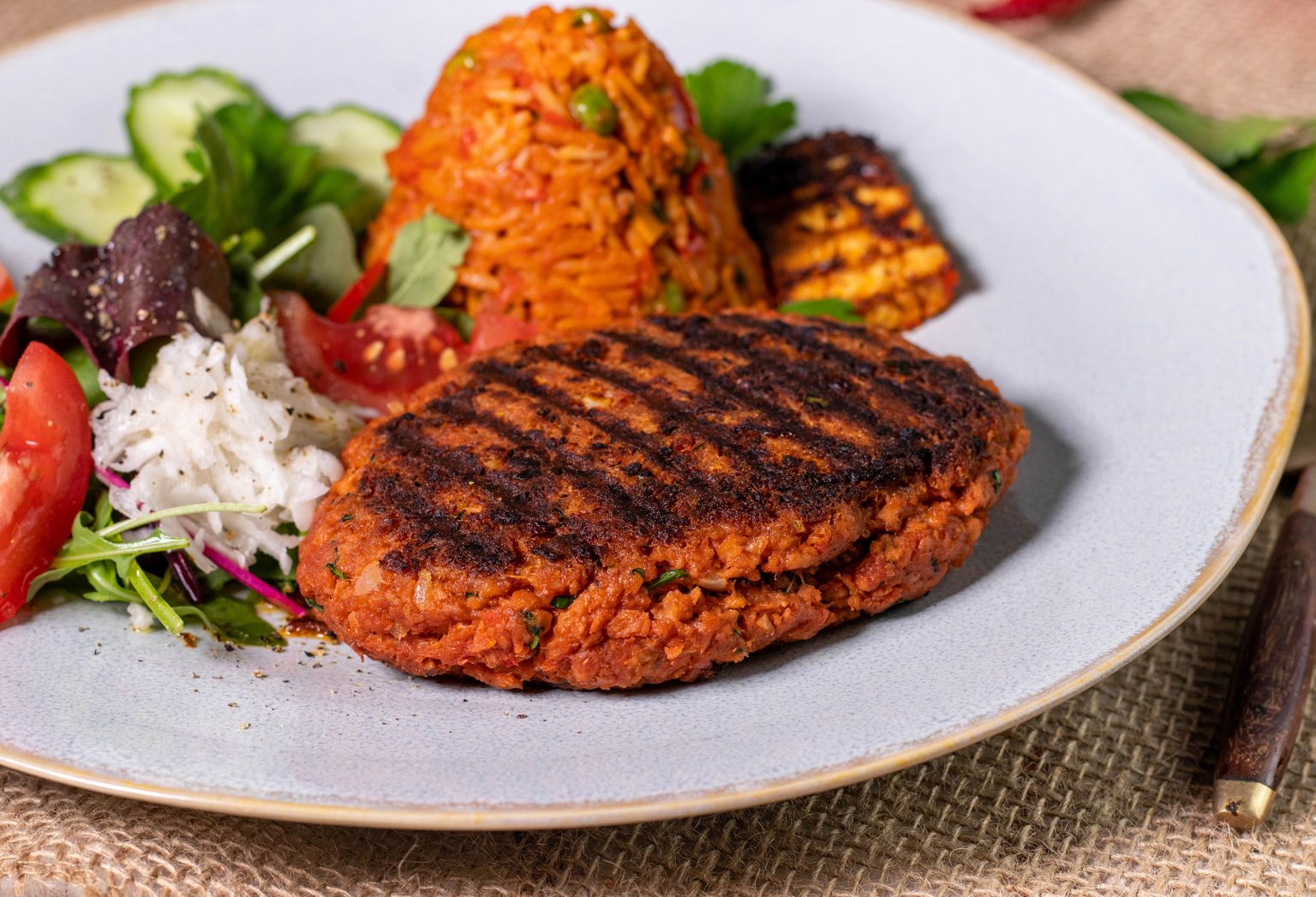 Gegrilltes Hacksteak mit Ajvar-Fetafüllung - vegan - Dailyvegan