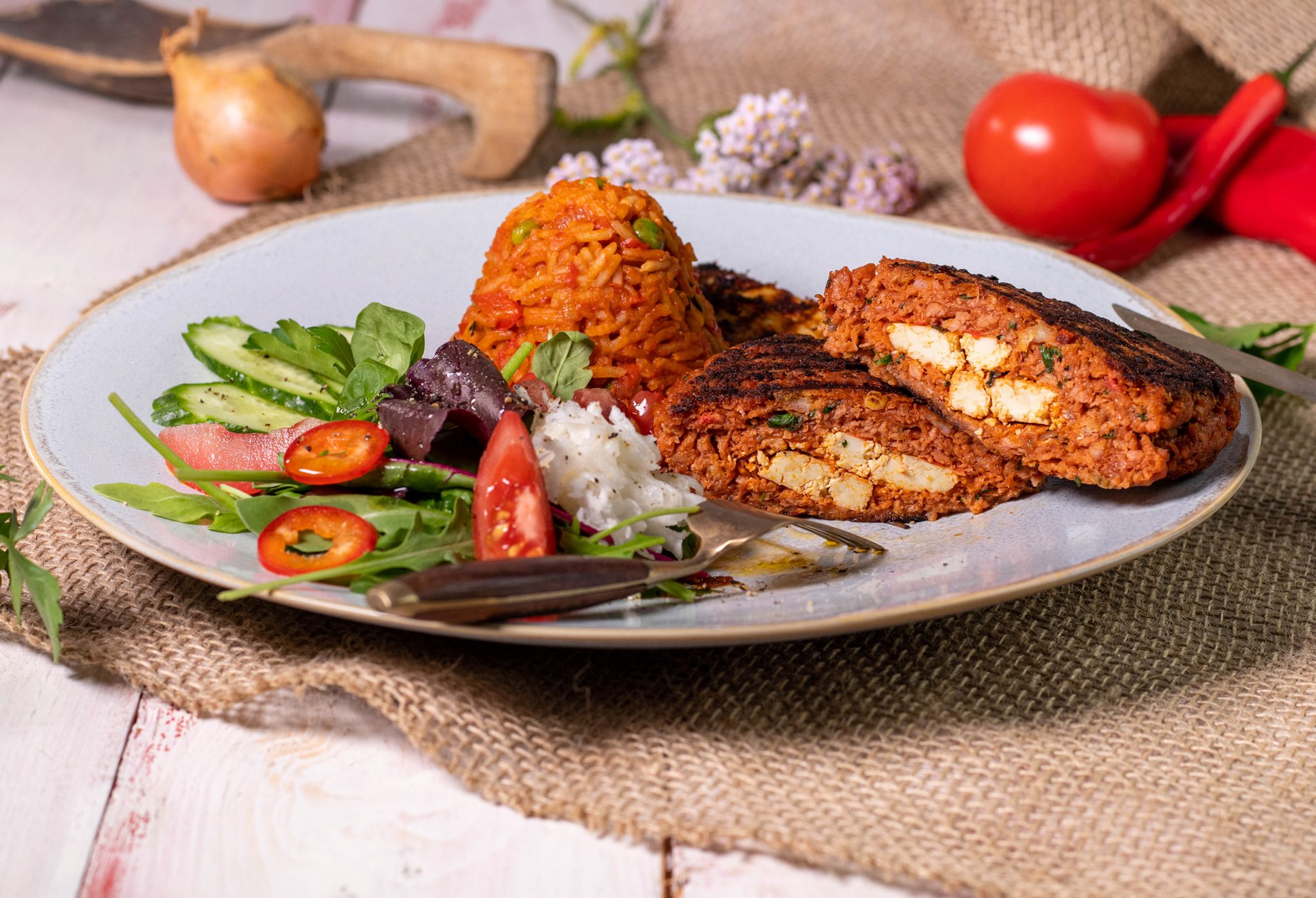 Gegrilltes Hacksteak mit Ajvar-Fetafüllung - vegan - Dailyvegan