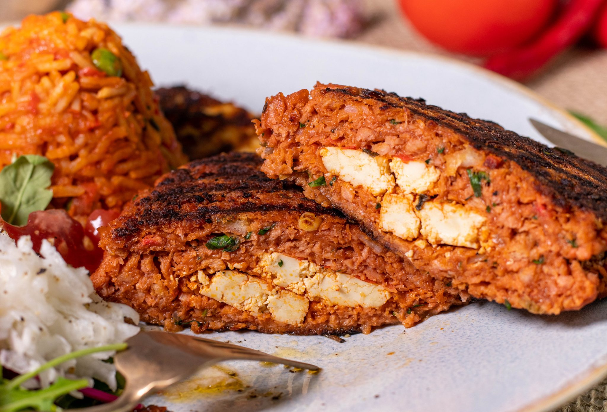 Gegrilltes Hacksteak mit Ajvar-Fetafüllung - vegan - Dailyvegan