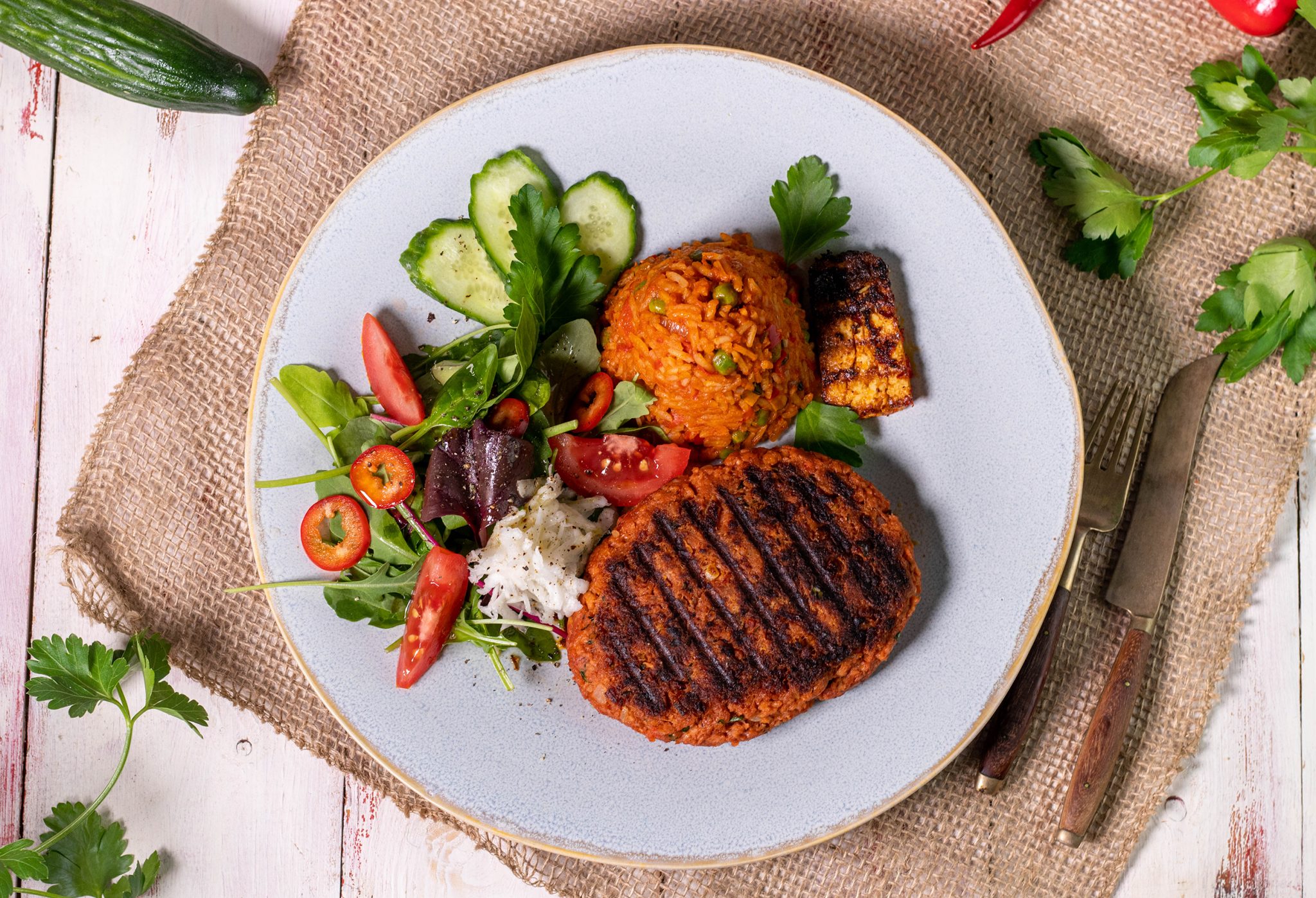 Gegrilltes Hacksteak mit Ajvar-Fetafüllung - vegan - Dailyvegan