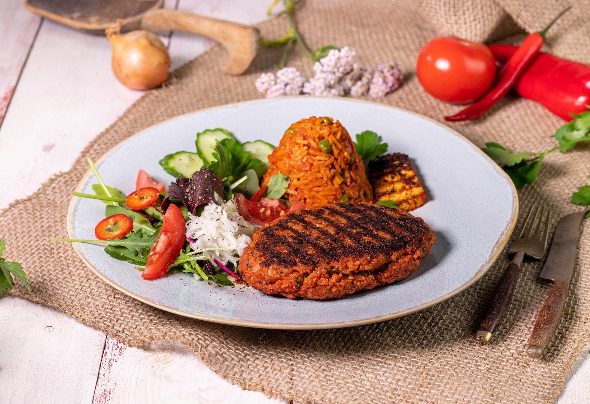 Gegrilltes Hacksteak mit Ajvar-Fetafüllung - vegan - Dailyvegan