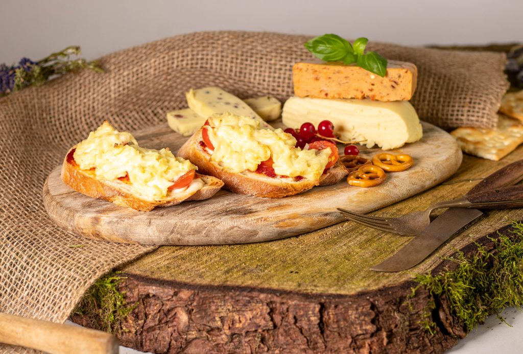 Veganer geriebener Kartoffelkäse, überbacken auf Brot