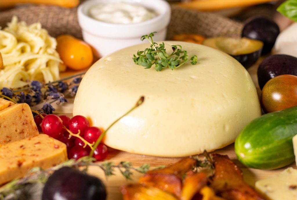 Vegane Käserei: Aromatischer, käsig-duftender, veganer Schnittkäse