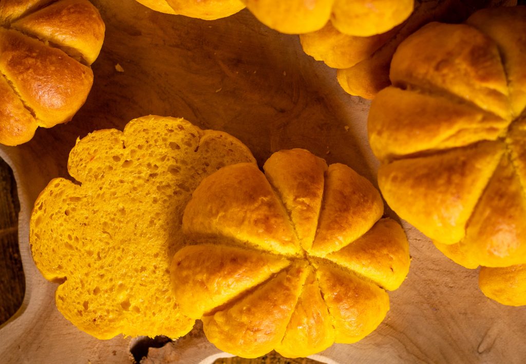 Weiche Buns mit schöner Kürbisfarbe