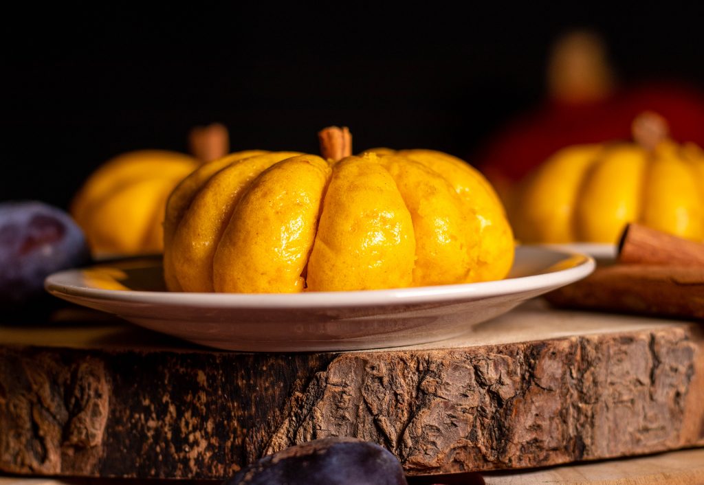 Vegan backen im Herbst: süße Kürbisbrötchen in Kürbisform aus Hefeteig