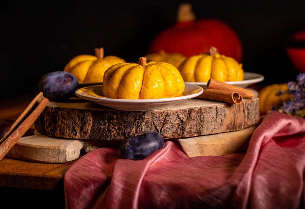 Süße, fluffige Hefeteilchen, gefüllt mit einer saftigen Zwetschenfüllung und einer feinen Note Zimt. Mit frischem Kürbis und Zwetschen gebacken.