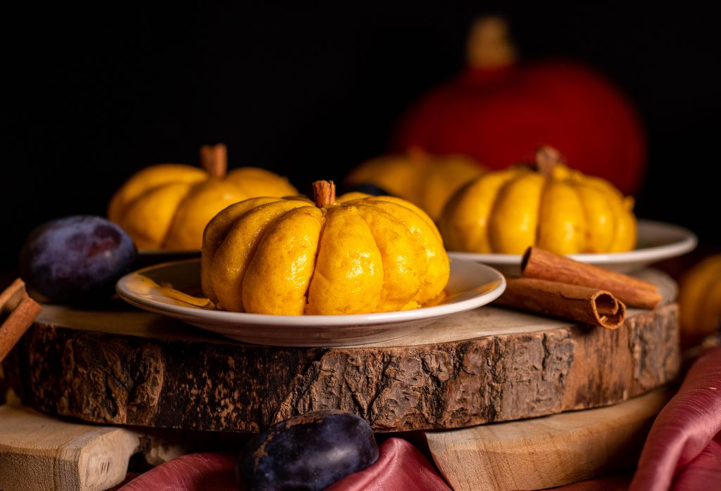 Kürbisbrötchen - süße Hefeteilchen mit Zwetschenfüllung