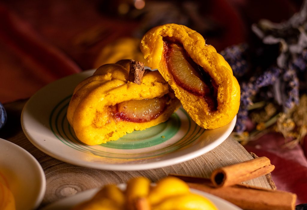 Gefüllte süße Kürbisbrötchen sind wahnsinnig lecker, mit ihrem luftigen, weichen Kürbisteig und ihrer saftigen Zwetschenfüllung.