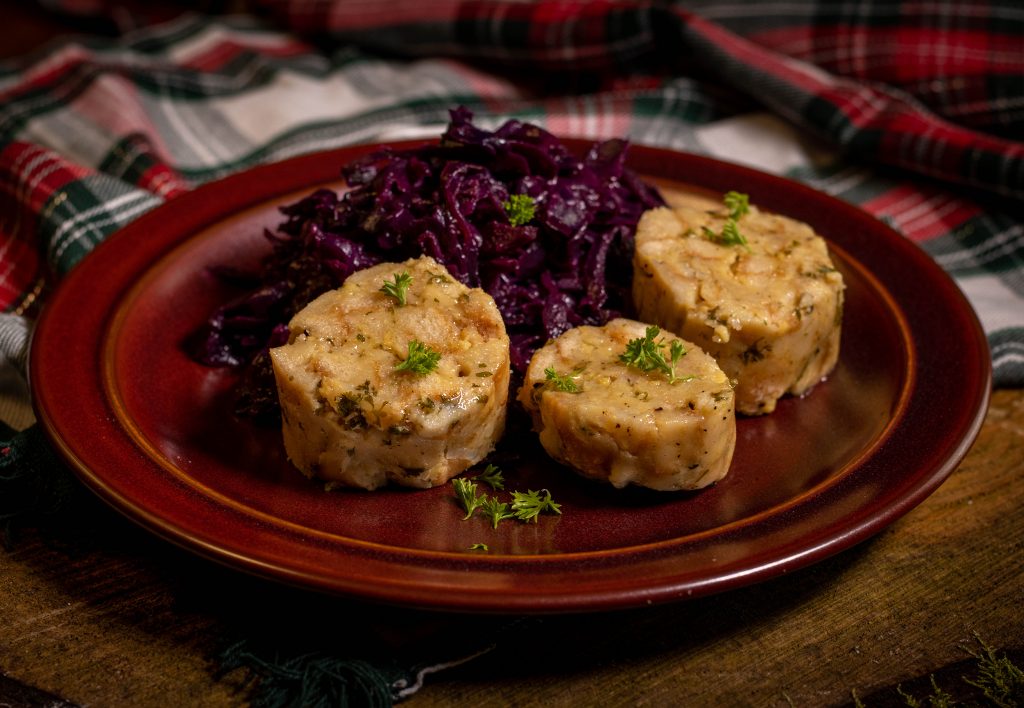 Vegane Semmelknödel - lecker mit Apfelrotkohl