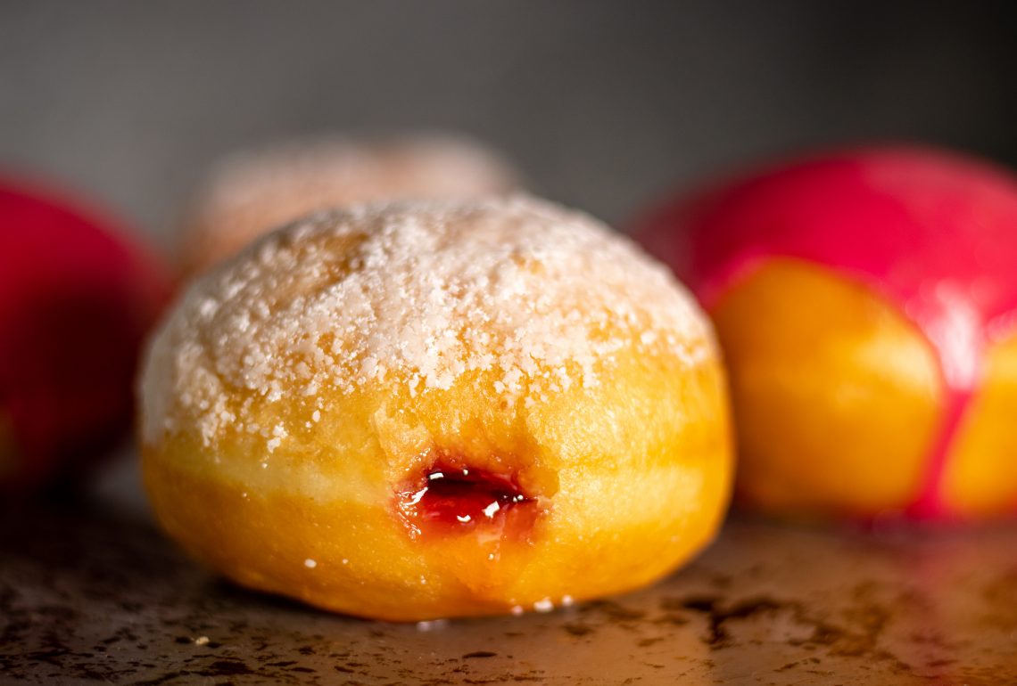 Vegane Berliner Pfannkuchen, fluffig, süß, mit Marmelade gefüllt ...