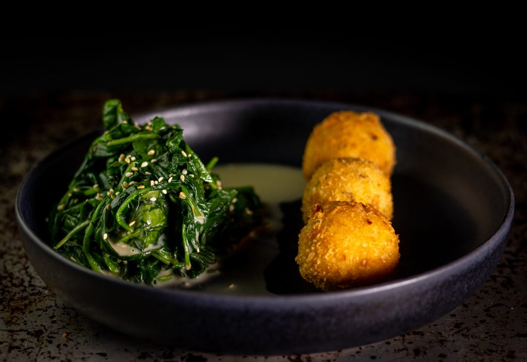 Japanischer Spinat-Sesam-Salat mit frittierten veganen Mozzarellabällchen