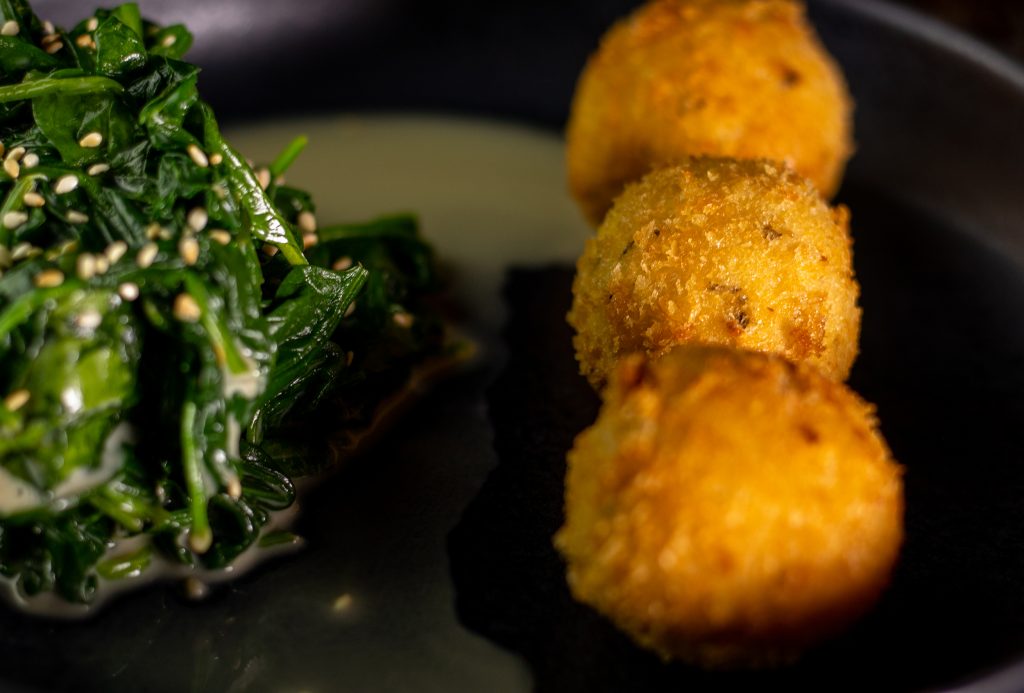 Japanischer Spinat-Sesam-Salat mit frittierten veganen Mozzarellabällchen